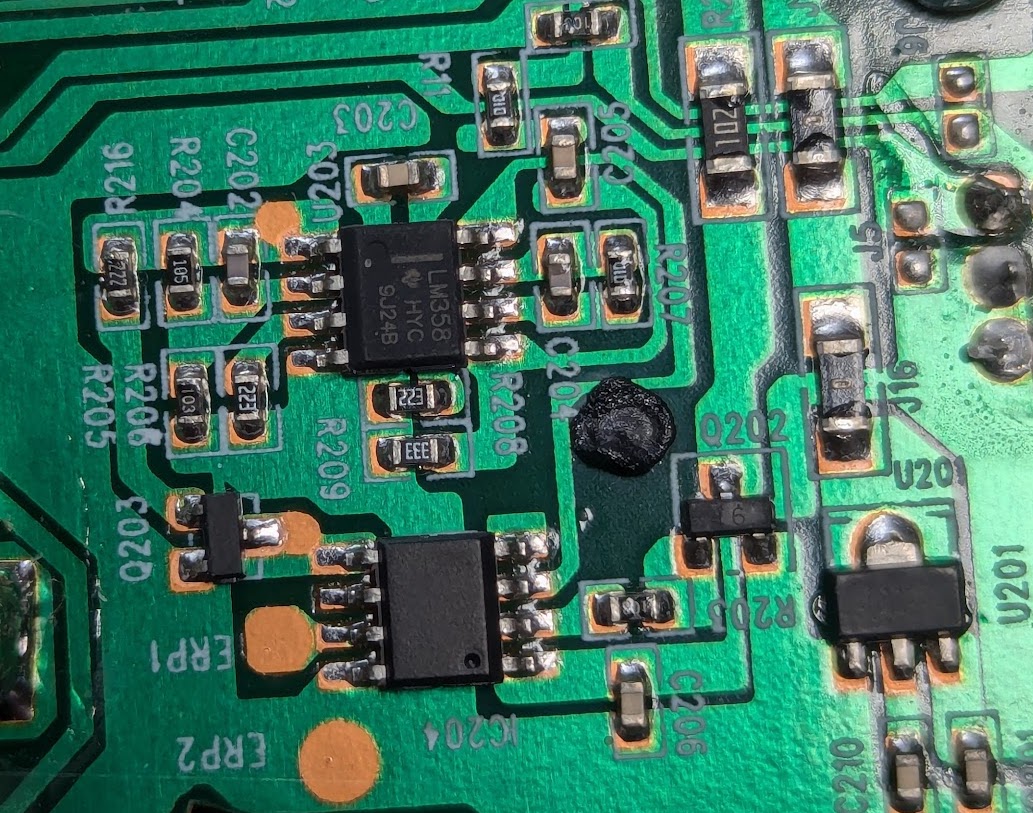 Detail of the small ICs on the board