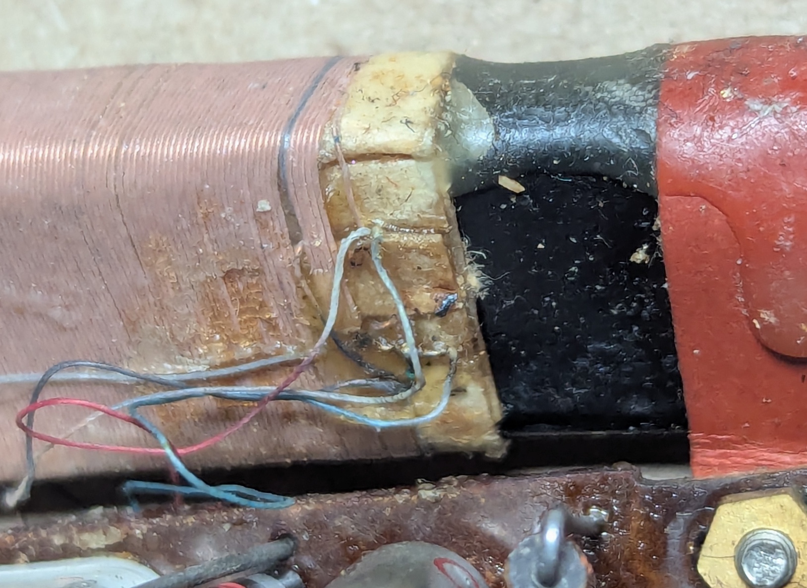 Close-up of the bar antenna coils