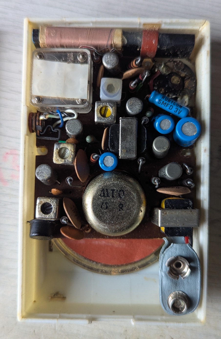 Looking inside the radio with the back off