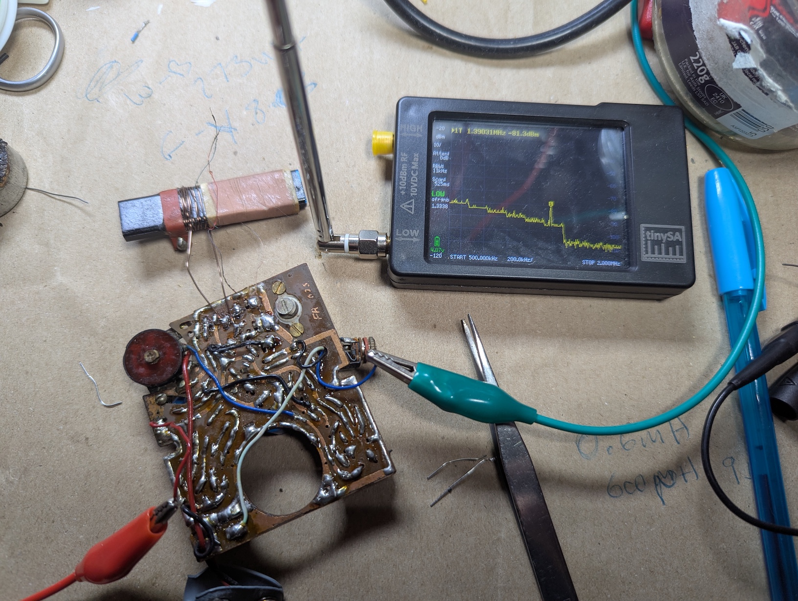 The new coil connected to the radio, showing a LO signal on the TinySA