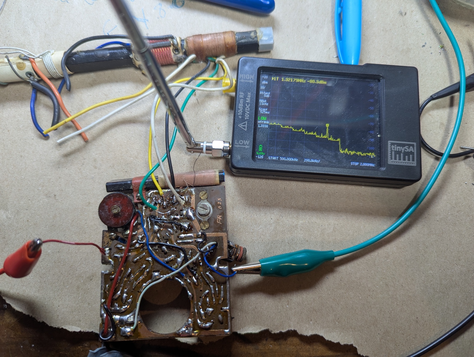 The radio connected to a spare bar antenna and showing an LO signal on the TinySA