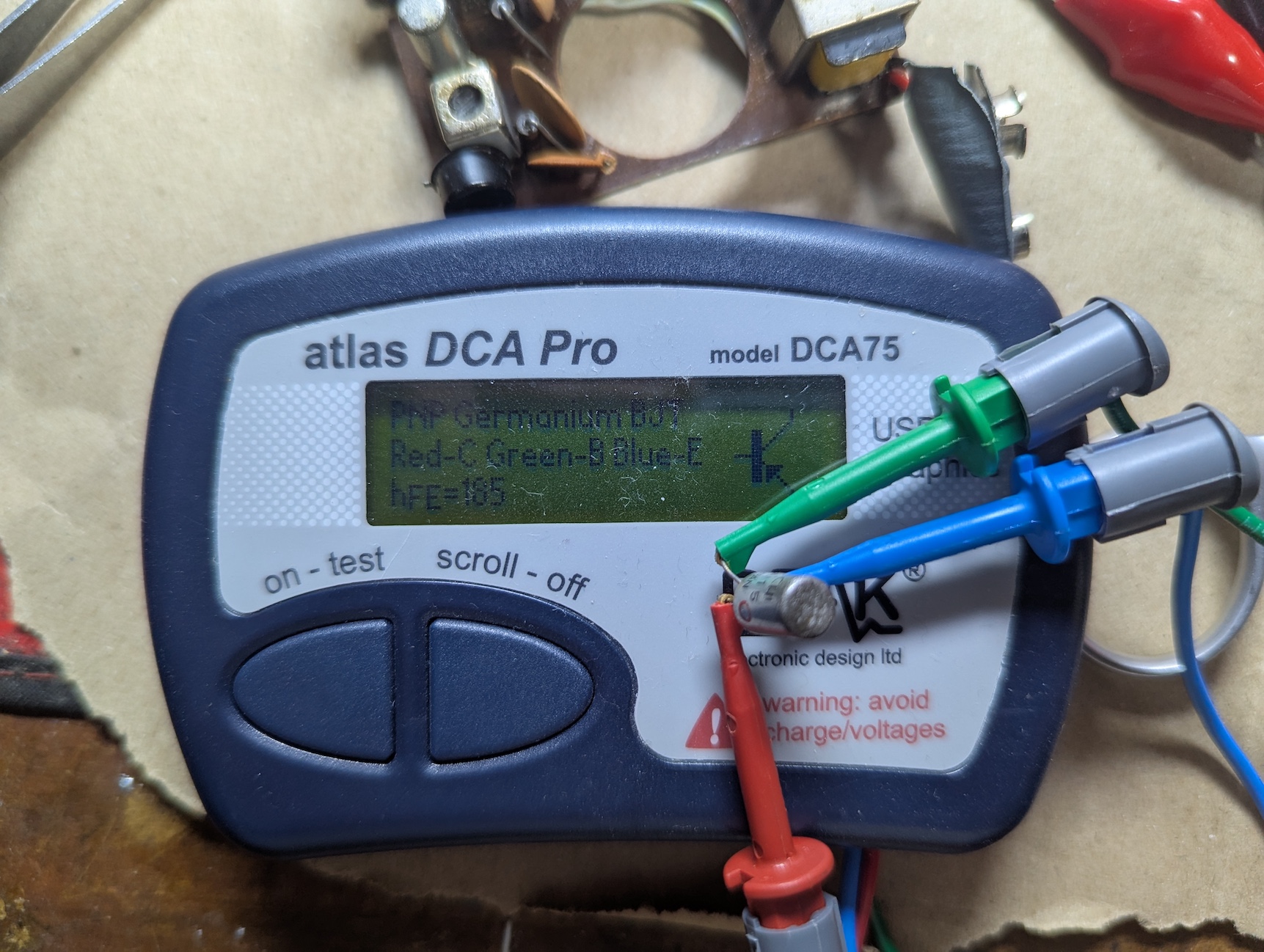 Testing a transistor with an ATLAS DCA Pro