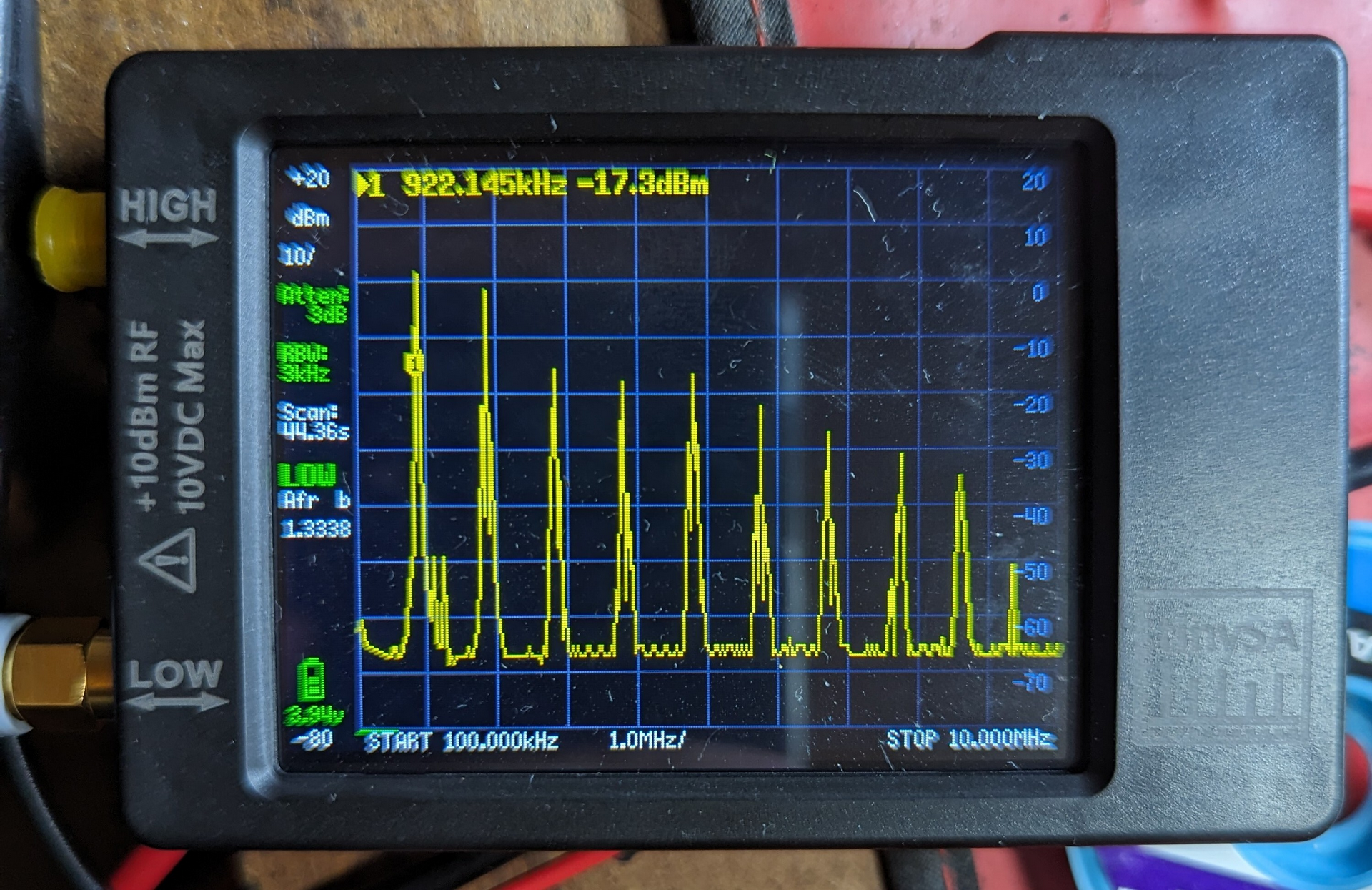 tinySA showing a span from 100kHz to 10 MHz with a lot of oscilation.